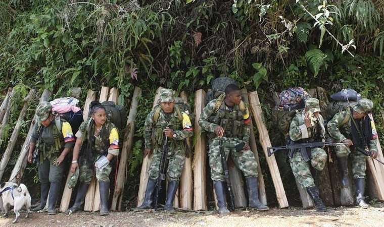 Eski FARC üyeleri, barış görüşmelerini askıya aldı